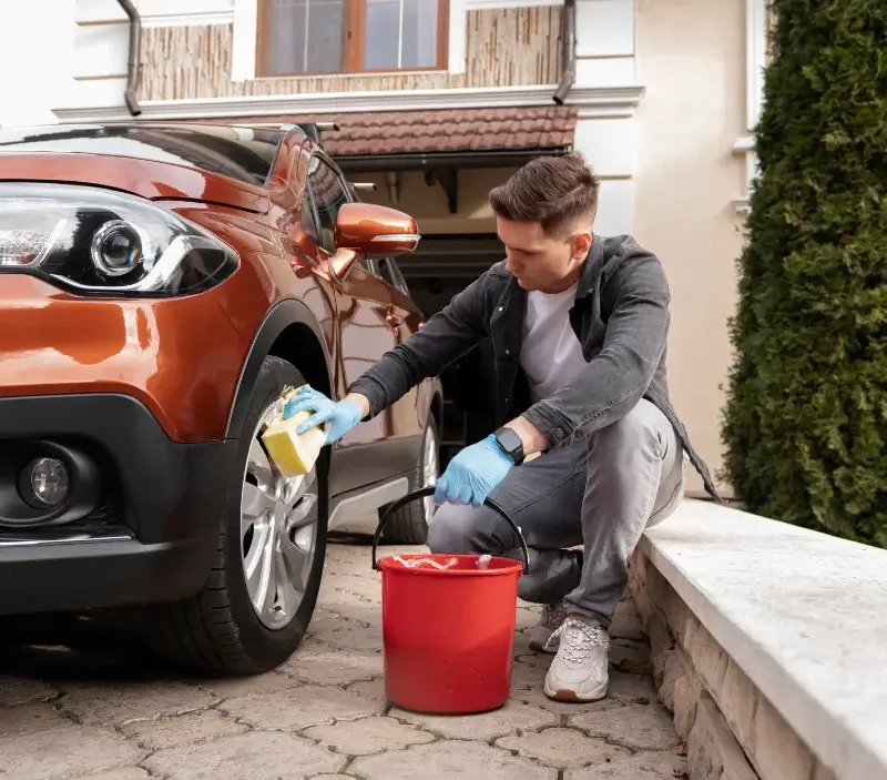 Lavage auto à domicile Saint-Clair-sur-Epte : professionnel intervenant sur un véhicule